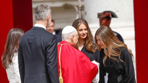 Los Reyes, la princesa Leonor y la infanta Sofía recibiendo a León XIV en el Palacio Real de Madrid