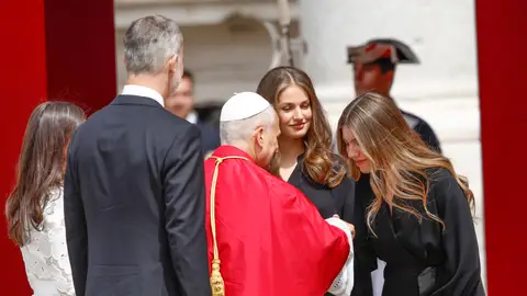 Los Reyes, la princesa Leonor y la infanta Sofía recibiendo a León XIV en el Palacio Real de Madrid Los Reyes, la princesa Leonor y la infanta Sofía recibiendo a León XIV en el Palacio Real de Madrid