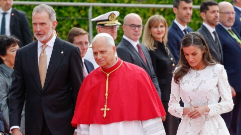 Los reyes Felipe y Letizia escoltando a León XIV tras aterrizar en Madrid