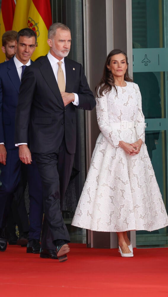 Pedro Sánchez y los reyes Felipe y Letizia ante la llegada de León XIV a Madrid