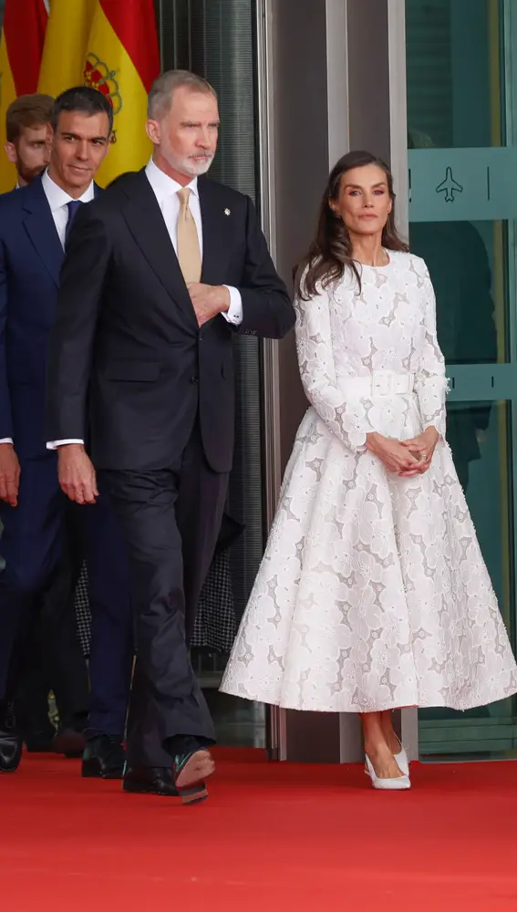 Pedro Sánchez y los reyes Felipe y Letizia ante la llegada de León XIV a Madrid Pedro Sánchez y los reyes Felipe y Letizia ante la llegada de León XIV a Madrid