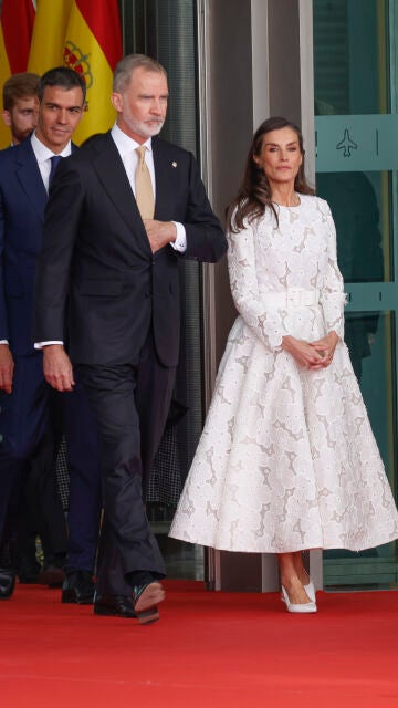 Pedro Sánchez y los reyes Felipe y Letizia ante la llegada de León XIV a Madrid