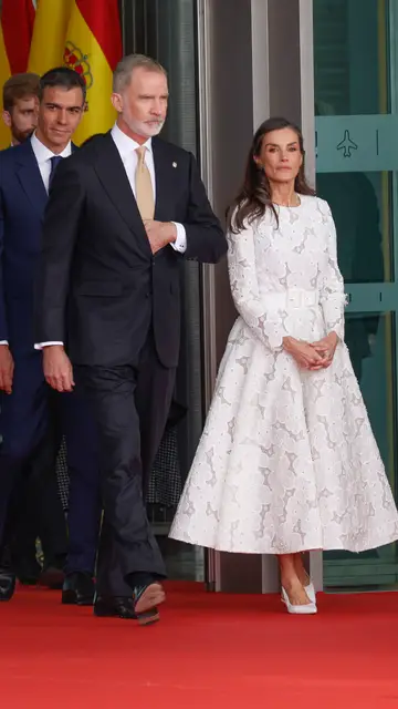 Pedro Sánchez y los reyes Felipe y Letizia ante la llegada de León XIV a Madrid Pedro Sánchez y los reyes Felipe y Letizia ante la llegada de León XIV a Madrid