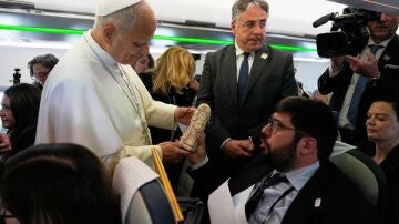 Primer regalo Papa León XIV