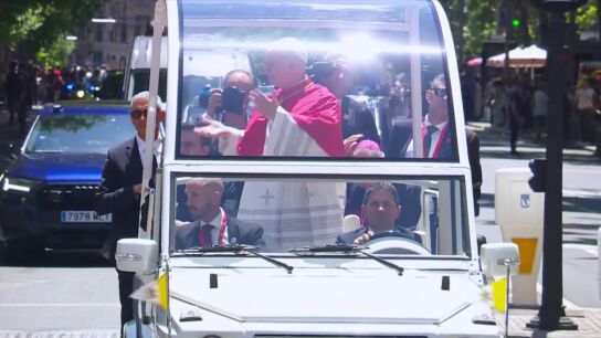 Una bandera del rev&eacute;s, un 'sixseven' en el papam&oacute;vil o las confesiones a la Reina, entre las an&eacute;cdotas de la llegada del Papa Le&oacute;n XIV a Espa&ntilde;a