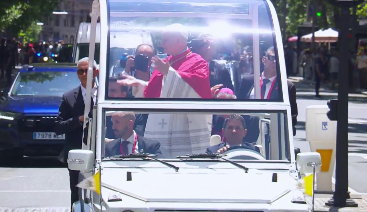 Una bandera del rev&eacute;s, un 'sixseven' en el papam&oacute;vil o las confesiones a la Reina, entre las an&eacute;cdotas de la llegada del Papa Le&oacute;n XIV a Espa&ntilde;a
