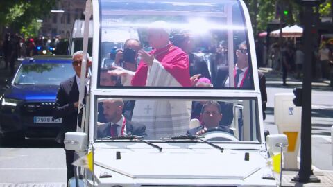 Una bandera del rev&eacute;s, un 'sixseven' en el papam&oacute;vil o las confesiones a la Reina, entre las an&eacute;cdotas de la llegada del Papa Le&oacute;n XIV a Espa&ntilde;a