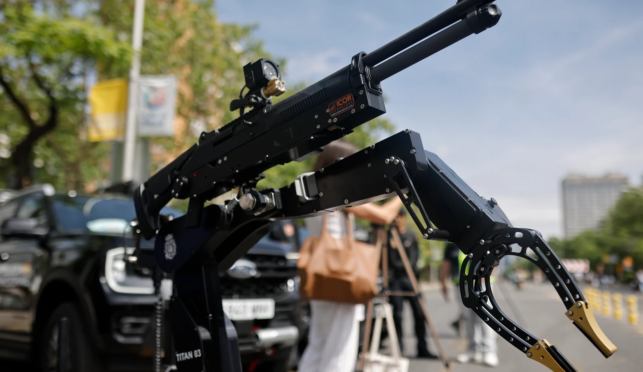 Vista de un arma de la Policía Nacional que formarán parte del dispositivo de seguridad con motivo de la visita del Papa León XIV