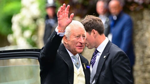 El rey Carlos en la boda de Peter Phillips y Harriet Sperling