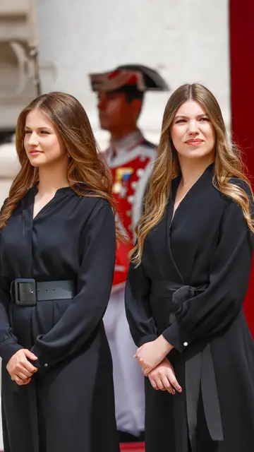 La princesa Leonor y la infanta Sofía antes de recibir al Papa en el Palacio Real de Madrid La princesa Leonor y la infanta Sofía antes de recibir al Papa en el Palacio Real de Madrid