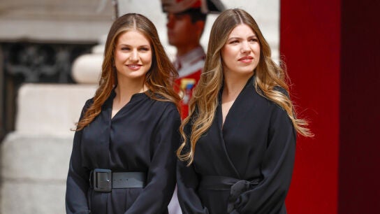 La princesa Leonor y la infanta Sof&iacute;a antes de recibir a Le&oacute;n XIV en el Palacio Real de Madrid