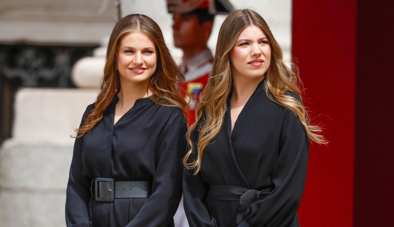 La princesa Leonor y la infanta Sof&iacute;a antes de recibir a Le&oacute;n XIV en el Palacio Real de Madrid