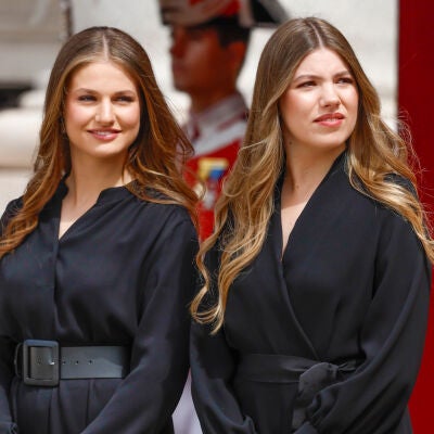 La princesa Leonor y la infanta Sof&iacute;a antes de recibir a Le&oacute;n XIV en el Palacio Real de Madrid