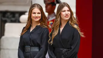 La princesa Leonor y la infanta Sofía antes de recibir a León XIV en el Palacio Real de Madrid La princesa Leonor y la infanta Sofía antes de recibir a León XIV en el Palacio Real de Madrid