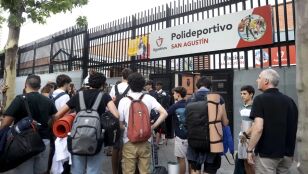 Grupos de peregrinos llegando al Colegio San Agust&iacute;n, en Madrid, con motivo de la visita del Papa Le&oacute;n XIV. 