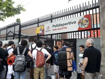 Grupos de peregrinos llegando al Colegio San Agustín, en Madrid, con motivo de la visita del Papa León XIV. Grupos de peregrinos llegando al Colegio San Agustín, en Madrid, con motivo de la visita del Papa León XIV.