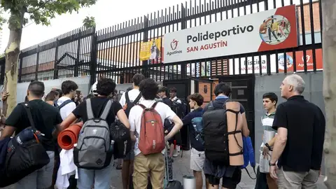 Grupos de peregrinos llegando al Colegio San Agustín, en Madrid, con motivo de la visita del Papa León XIV. Grupos de peregrinos llegando al Colegio San Agustín, en Madrid, con motivo de la visita del Papa León XIV.