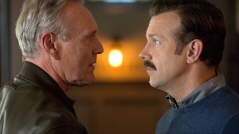 Anthony Head y Jason Sudeikis en Ted Lasso