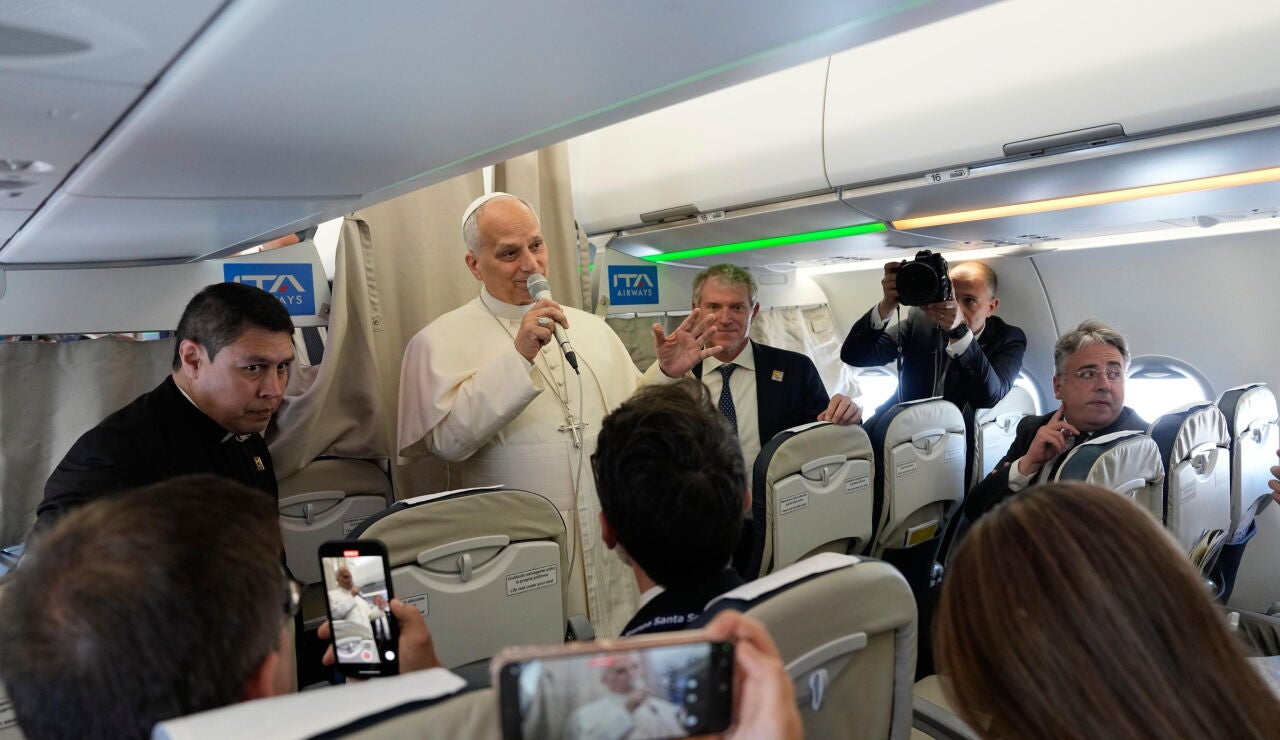 El Papa Le&oacute;n XIV habla con periodistas a bordo del vuelo papal de Roma a Madrid