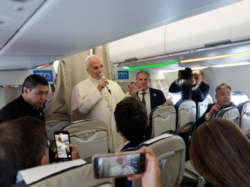 El Papa Le&oacute;n XIV habla con periodistas a bordo del vuelo papal de Roma a Madrid