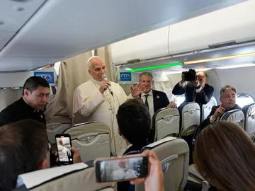 El Papa León XIV habla con periodistas a bordo del vuelo papal de Roma a Madrid El Papa León XIV habla con periodistas a bordo del vuelo papal de Roma a Madrid