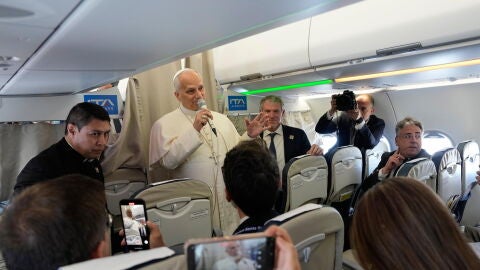 El Papa Le&oacute;n XIV habla con periodistas a bordo del vuelo papal de Roma a Madrid