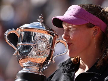 Andreeva besando el trofeo de Roland Garros Andreeva besando el trofeo de Roland Garros