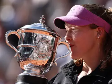 Andreeva besando el trofeo de Roland Garros Andreeva besando el trofeo de Roland Garros