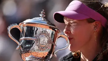 Andreeva besando el trofeo de Roland Garros Andreeva besando el trofeo de Roland Garros
