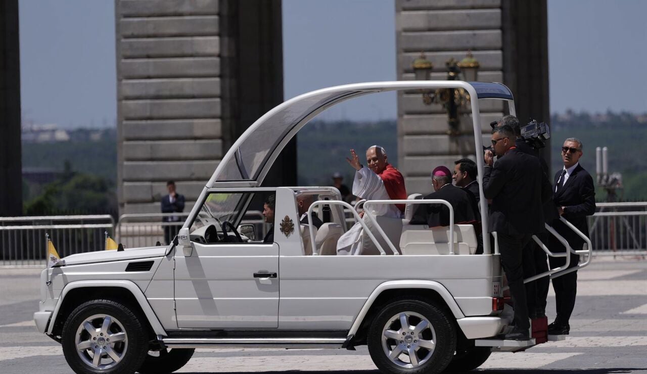 El Papa inicia su primer trayecto en el papam&oacute;vil entre c&aacute;nticos de 'Viva Le&oacute;n XIV' y 'Alza la mirada'