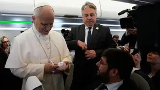 El Papa León XIV firmando una pelota de béisbol El Papa León XIV firmando una pelota de béisbol