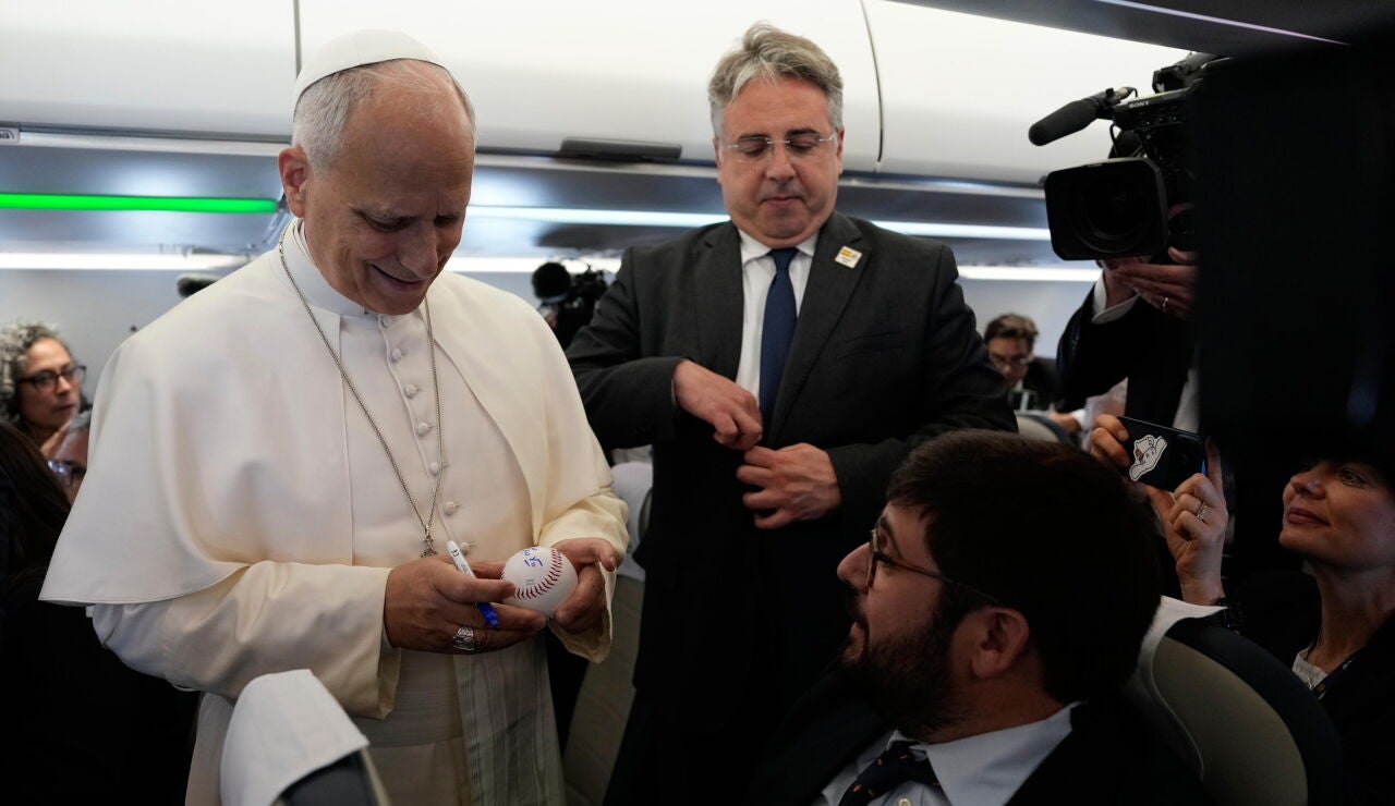 El Papa Le&oacute;n XIV firmando una pelota de b&eacute;isbol