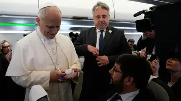 El Papa León XIV firmando una pelota de béisbol El Papa León XIV firmando una pelota de béisbol