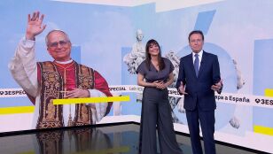 Mat&iacute;as Prats y M&oacute;nica carillo durante el especial del papa Le&oacute;n XIV 