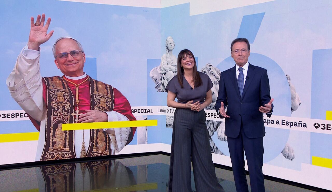 Mat&iacute;as Prats y M&oacute;nica carillo durante el especial del papa Le&oacute;n XIV 
