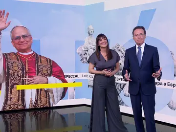 Matías Prats y Mónica carillo durante el especial del papa León XIV Matías Prats y Mónica carillo durante el especial del papa León XIV