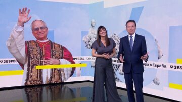 Mat&iacute;as Prats y M&oacute;nica carillo durante el especial del papa Le&oacute;n XIV 