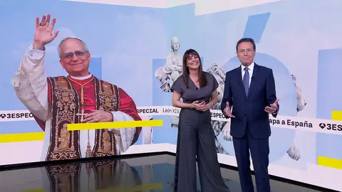Matías Prats y Mónica carillo durante el especial del papa León XIV Matías Prats y Mónica carillo durante el especial del papa León XIV