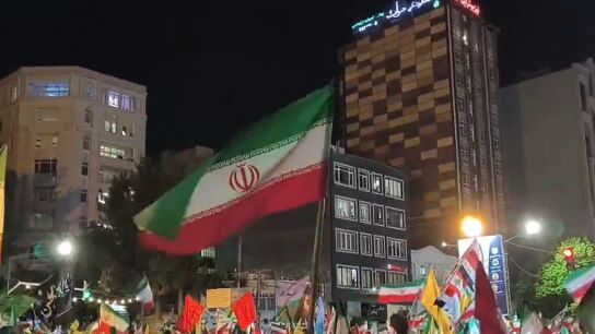 Iran&iacute;es celebrando el lanzamiento de misiles a Israel 