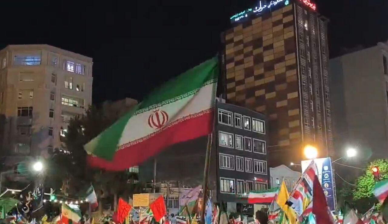 Iran&iacute;es celebrando el lanzamiento de misiles a Israel 