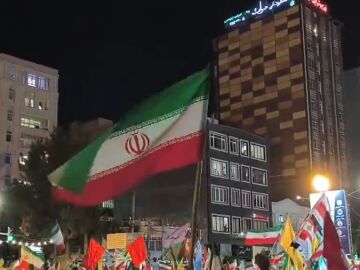 Iran&iacute;es celebrando el lanzamiento de misiles a Israel 