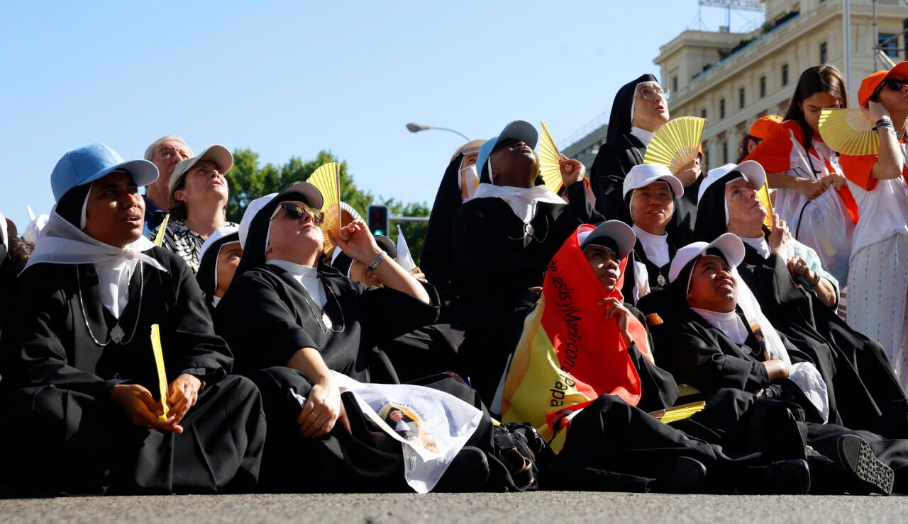 Un grupo de monjas escucha al papa