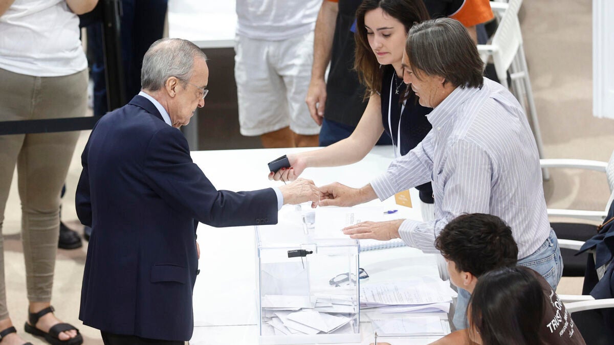 Florentino Pérez vota en las primeras elecciones del Real Ma