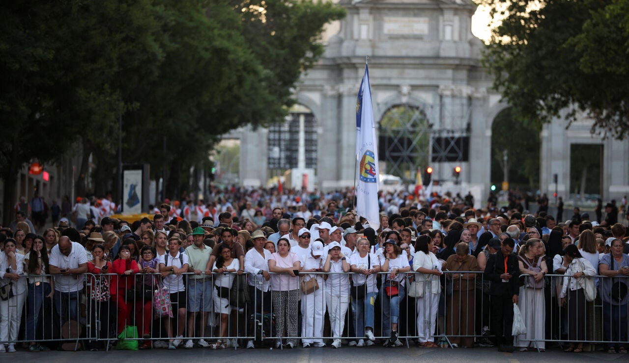 Cientos de personas esperan para acceder a la plaza de Cibeles