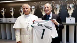 Florentino P&eacute;rez y Le&oacute;n XIV posan con la camiseta del Real Madrid