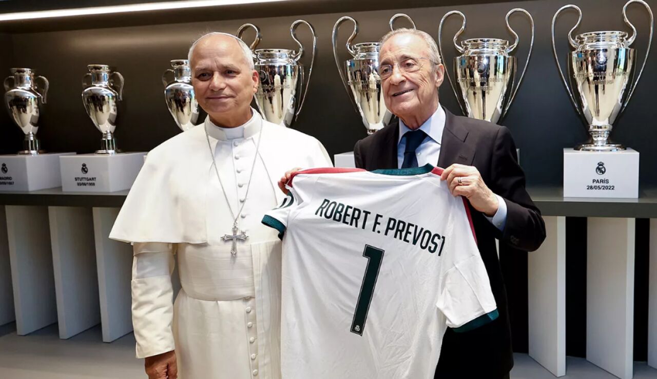 Florentino P&eacute;rez y Le&oacute;n XIV posan con la camiseta del Real Madrid