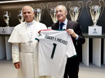 Florentino Pérez y León XIV posan con la camiseta del Real Madrid Florentino Pérez y León XIV posan con la camiseta del Real Madrid