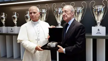 Florentino Pérez entregando una réplica del estadio a León XIV Florentino Pérez entregando una réplica del estadio a León XIV