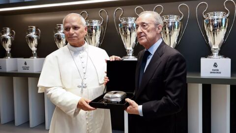 Florentino P&eacute;rez entregando una r&eacute;plica del estadio a Le&oacute;n XIV