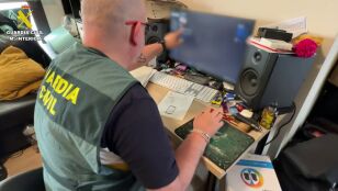Un guardia civil analizando el contenido de un ordenador